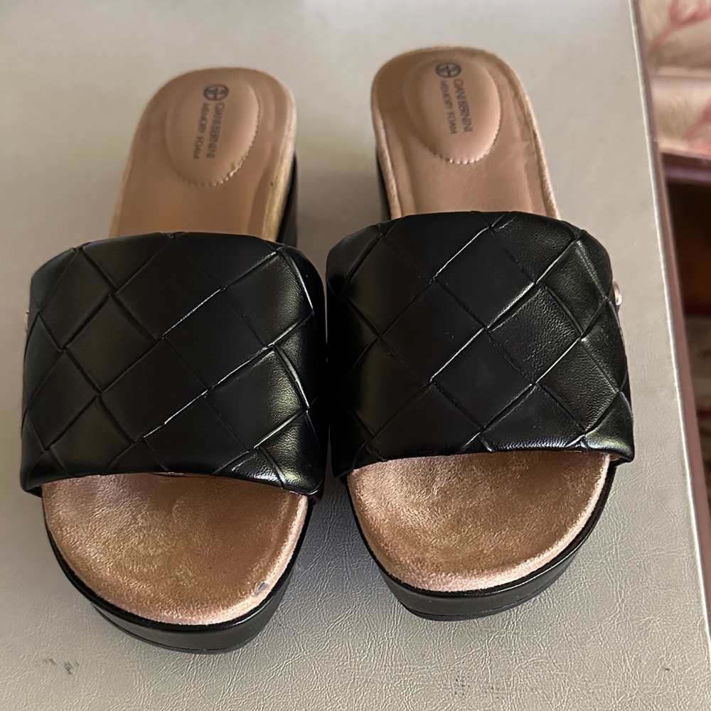 Women’s slip on sandal with memory foam, very comfy and brand new.
